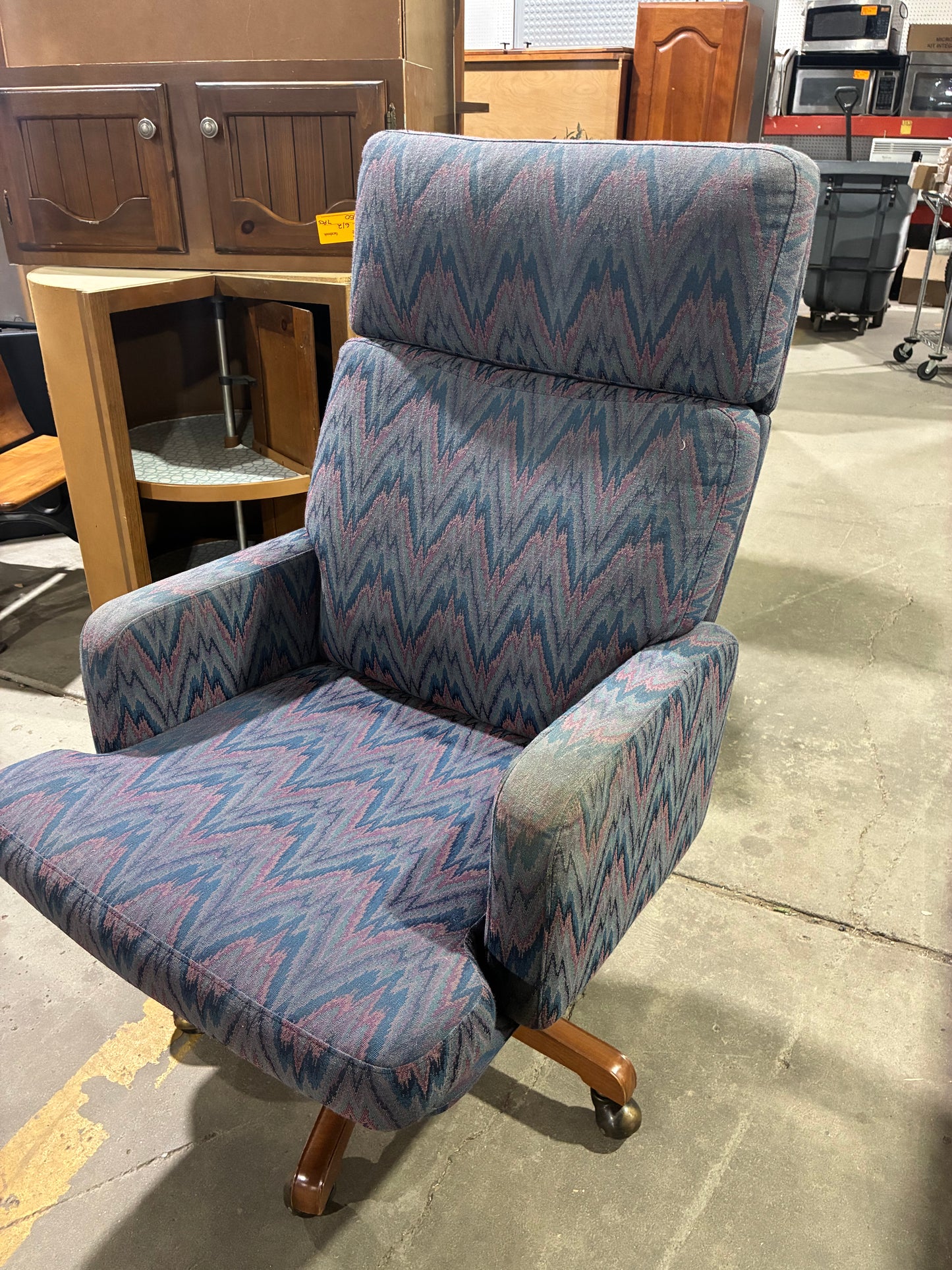 Patterned High-Back Swivel Lounge Chair