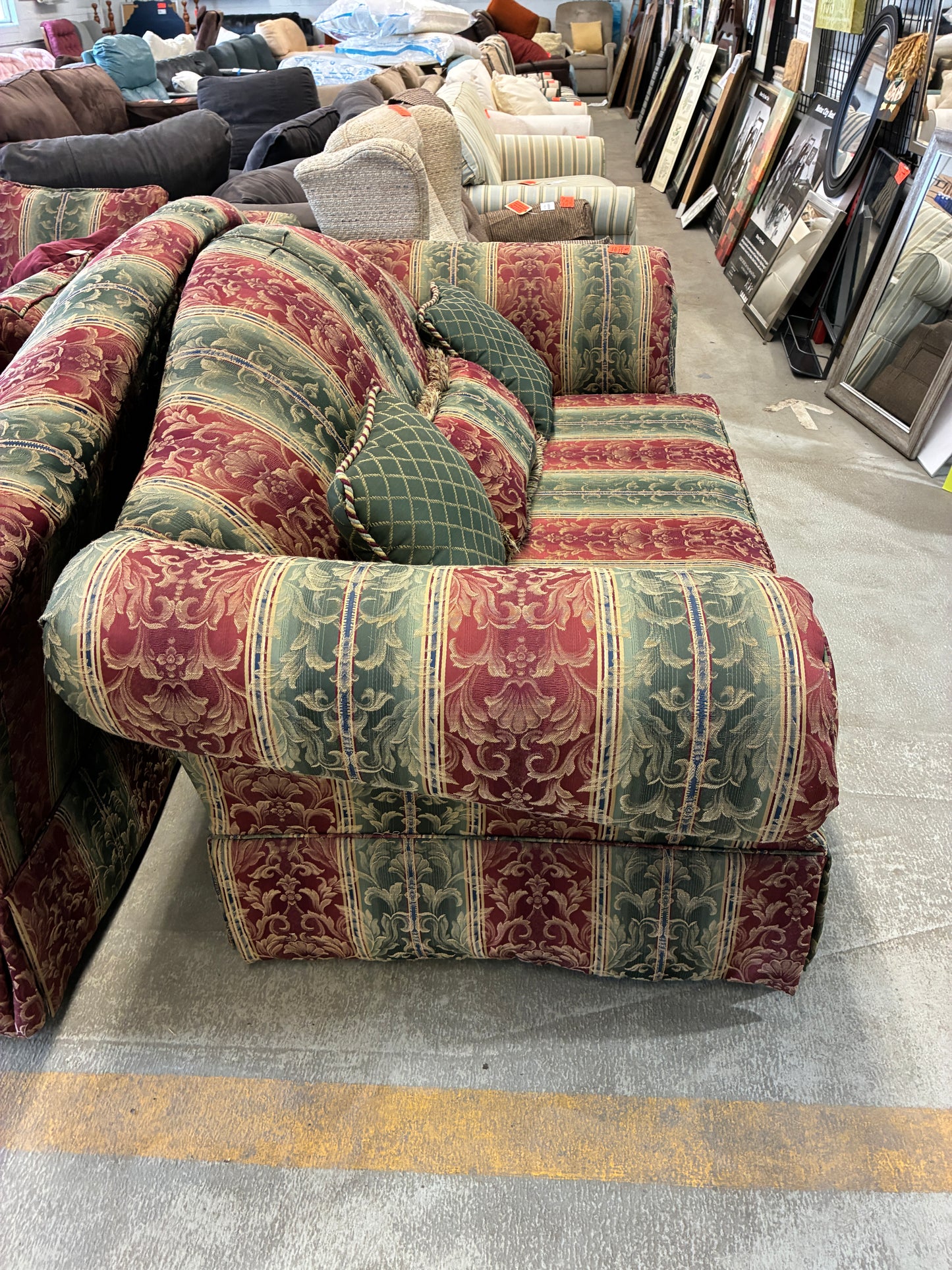 Traditional Patterned Upholstered Loveseat