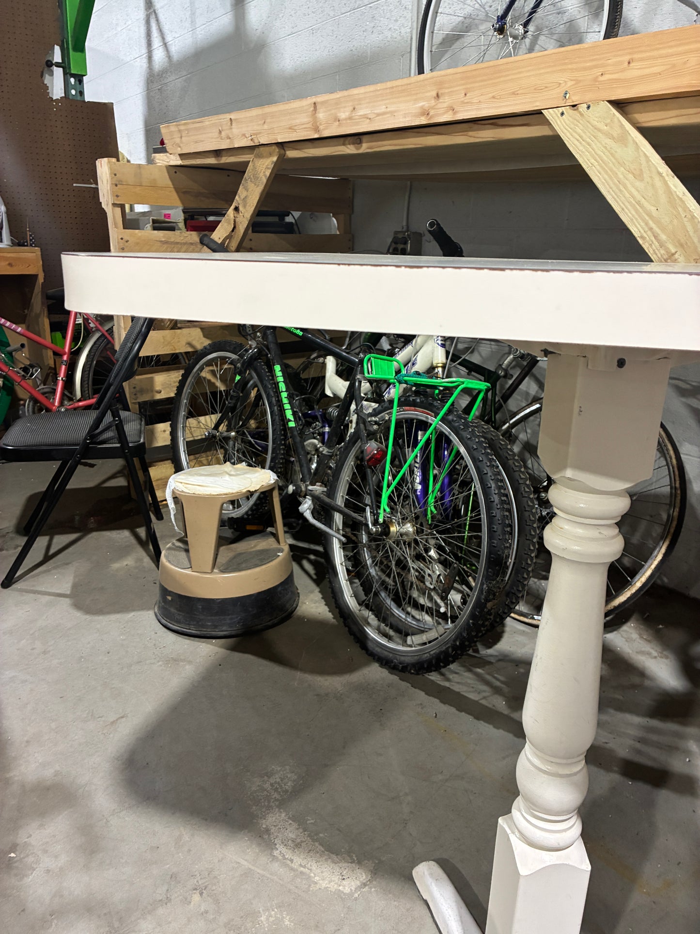 Retro Pedestal Table with Laminate Top