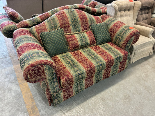 Traditional Patterned Upholstered Loveseat