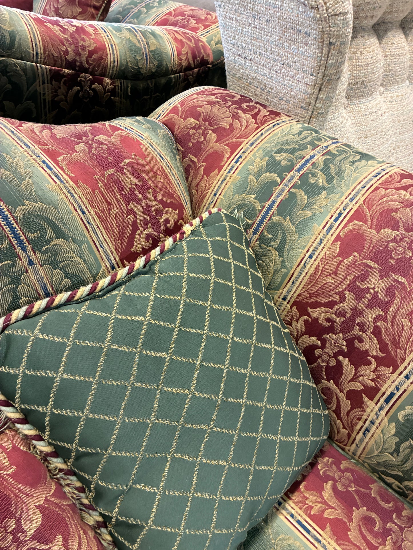 Traditional Patterned Upholstered Loveseat