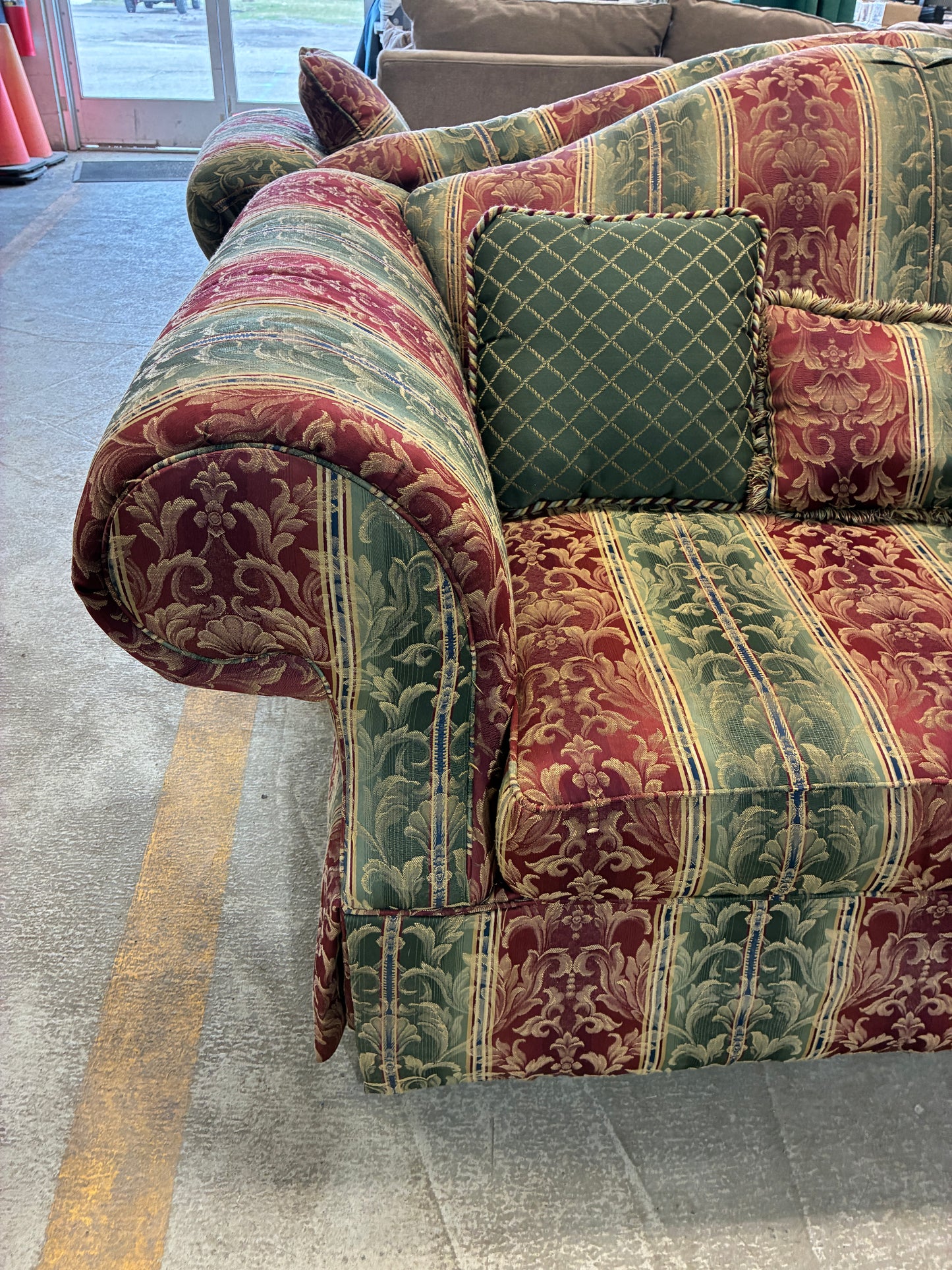 Traditional Patterned Upholstered Loveseat